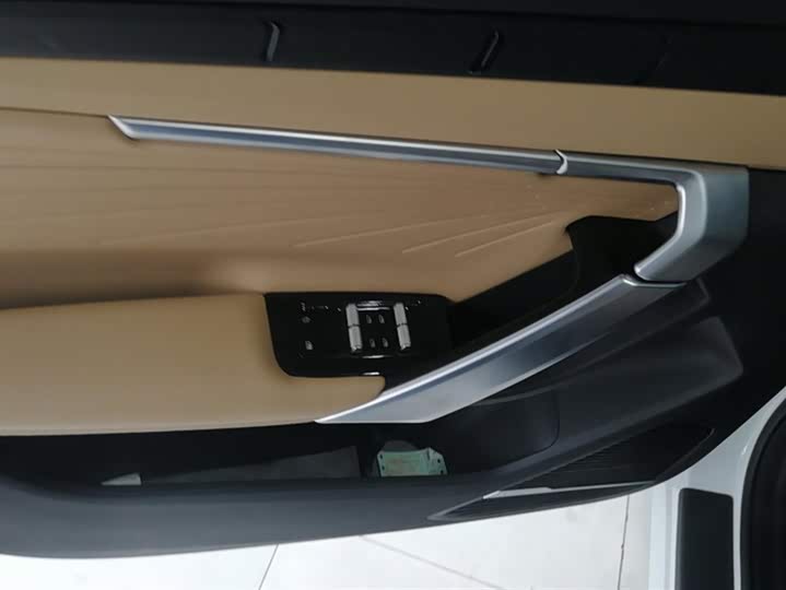 Фото 7 - Geely Atlas L