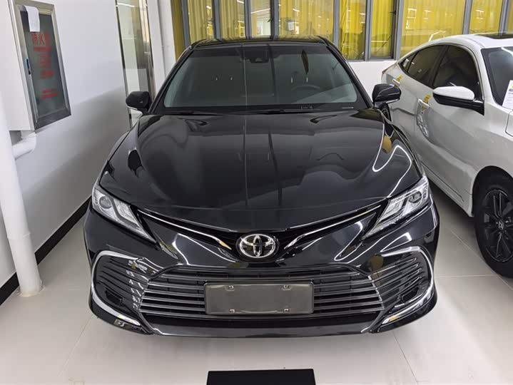 Фото 2 - Toyota Camry