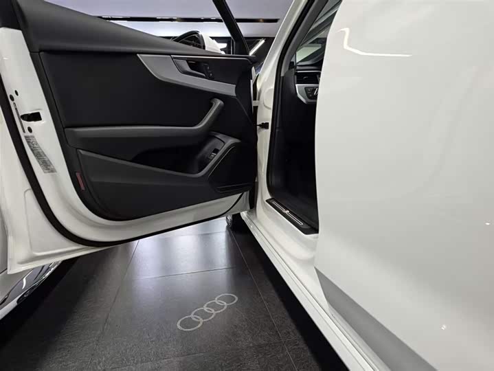 Фото 5 - Audi A4L