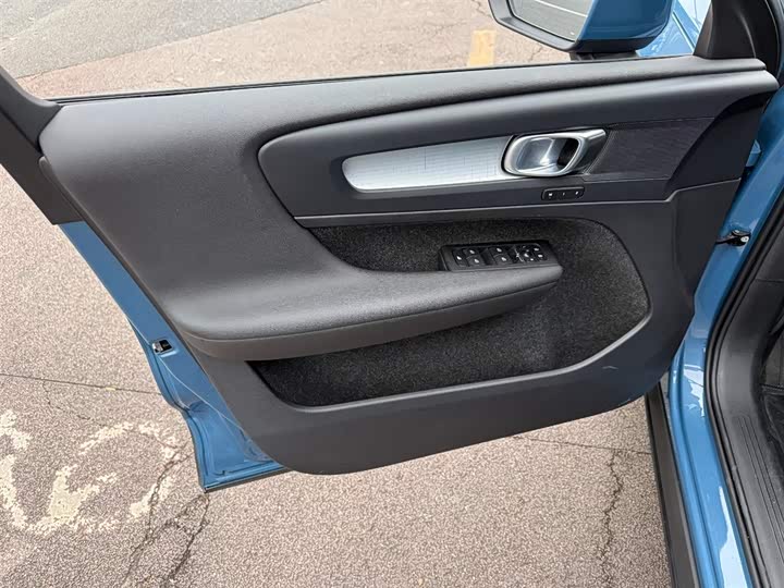 Фото 6 - Volvo XC40