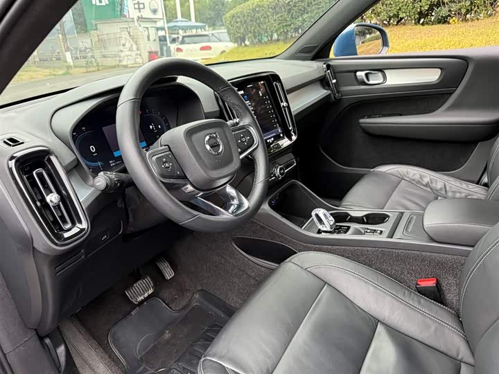 Фото 7 - Volvo XC40