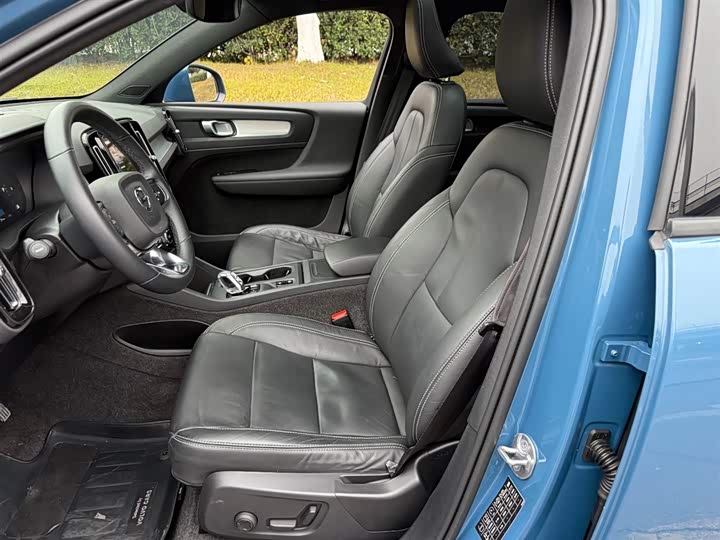 Фото 8 - Volvo XC40