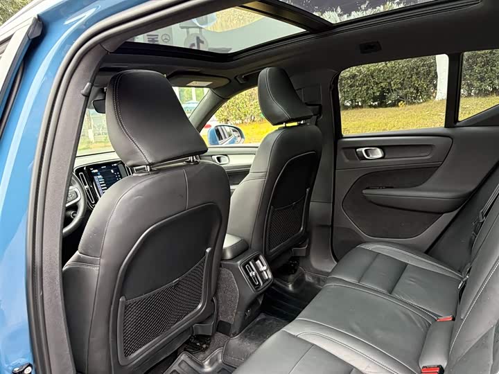 Фото 9 - Volvo XC40