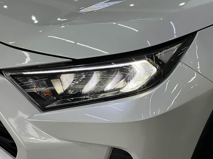 Фото 4 - Toyota RAV4