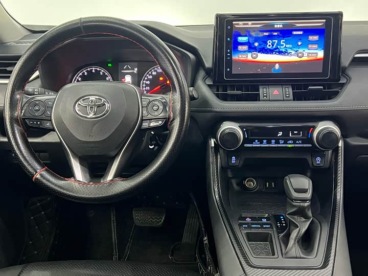 Фото 9 - Toyota RAV4