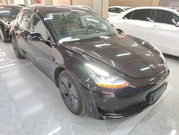 Фото 4 - Tesla Model 3