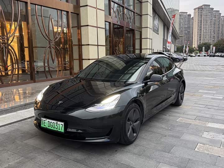 Фото 1 - Tesla Model 3
