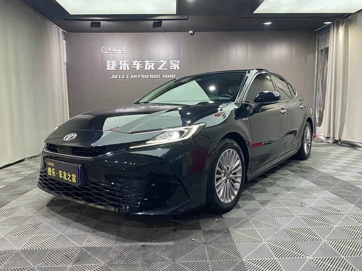 Фото 1 - Toyota Camry