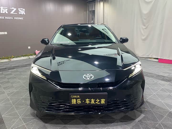 Фото 2 - Toyota Camry