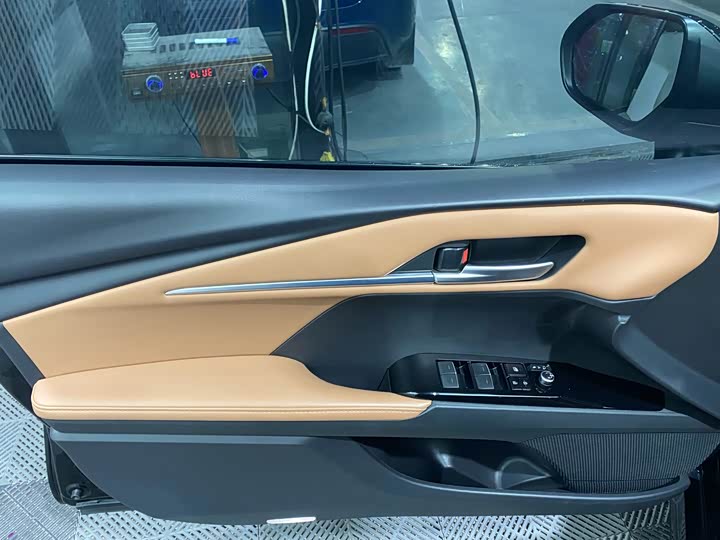 Фото 8 - Toyota Camry