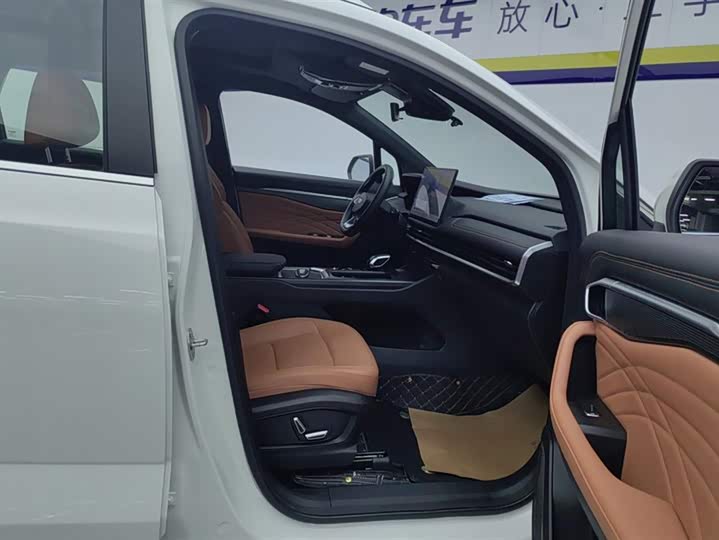 Фото 8 - Geely Okavango L