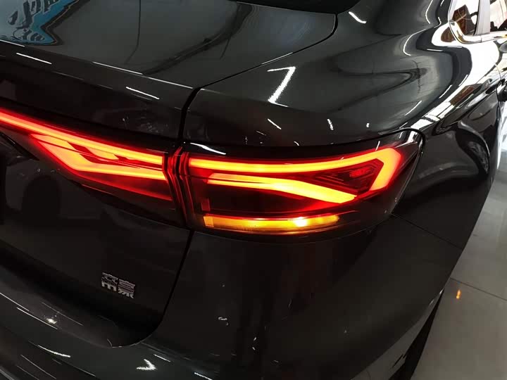 Фото 8 - Geely Emgrand