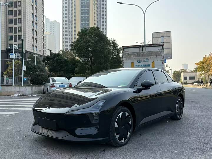 Фото 1 - XPeng Mona M03