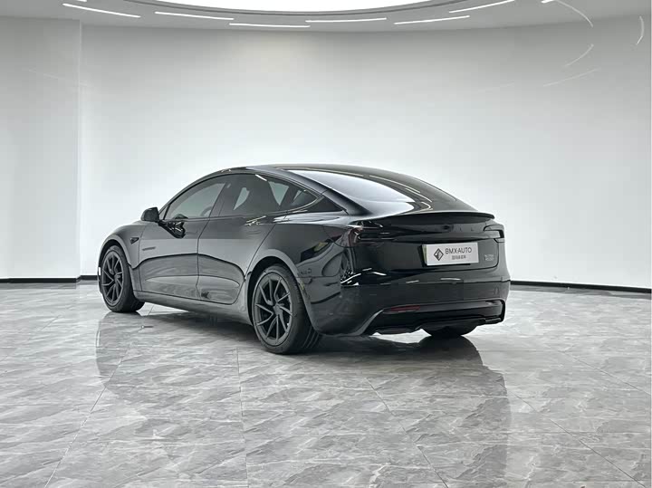 Фото 3 - Tesla Model 3