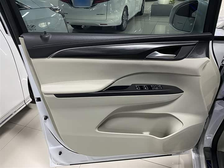 Фото 9 - Buick GL8 ES