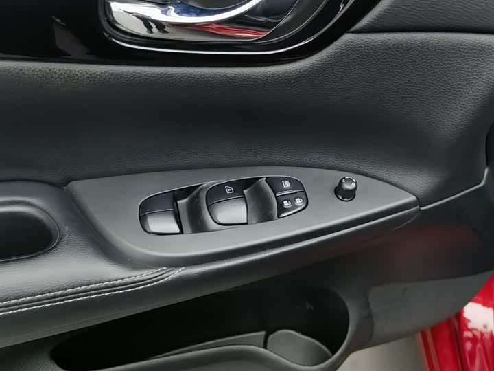 Фото 9 - Nissan Tiida