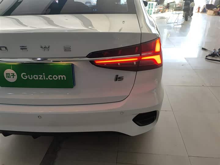 Фото 8 - Roewe i5