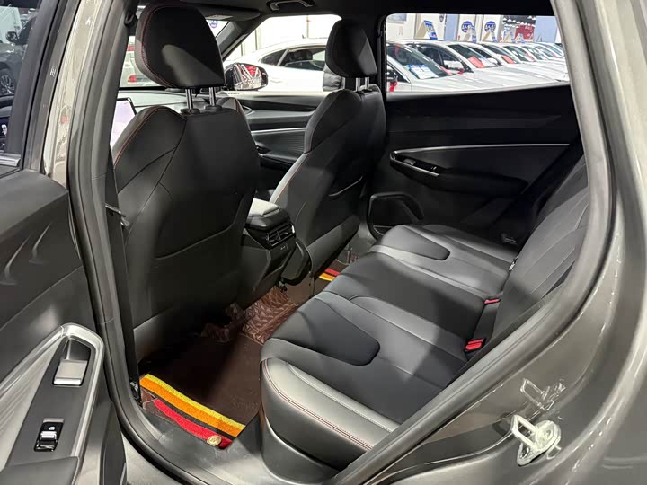 Фото 7 - Geely Atlas