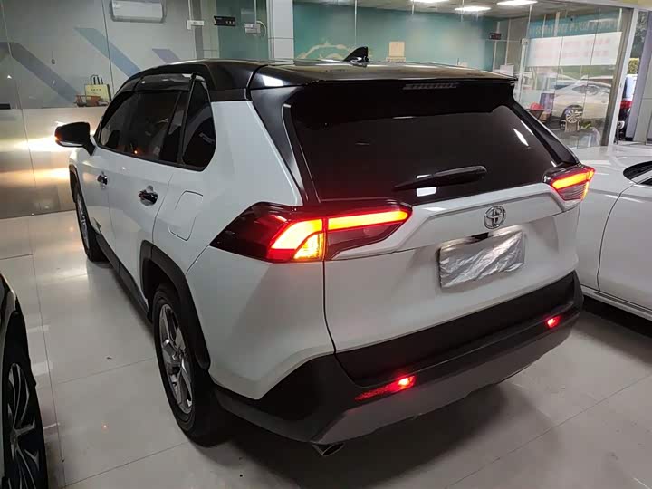 Фото 5 - Toyota RAV4