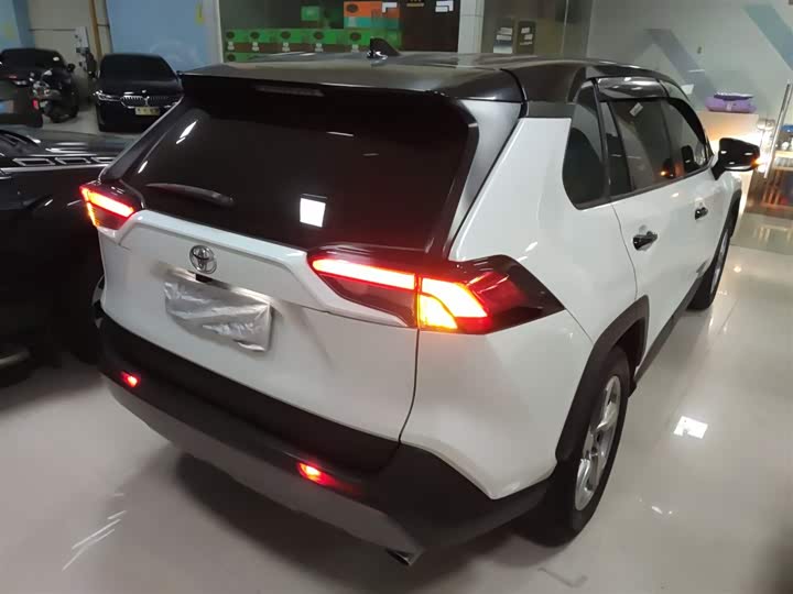 Фото 7 - Toyota RAV4