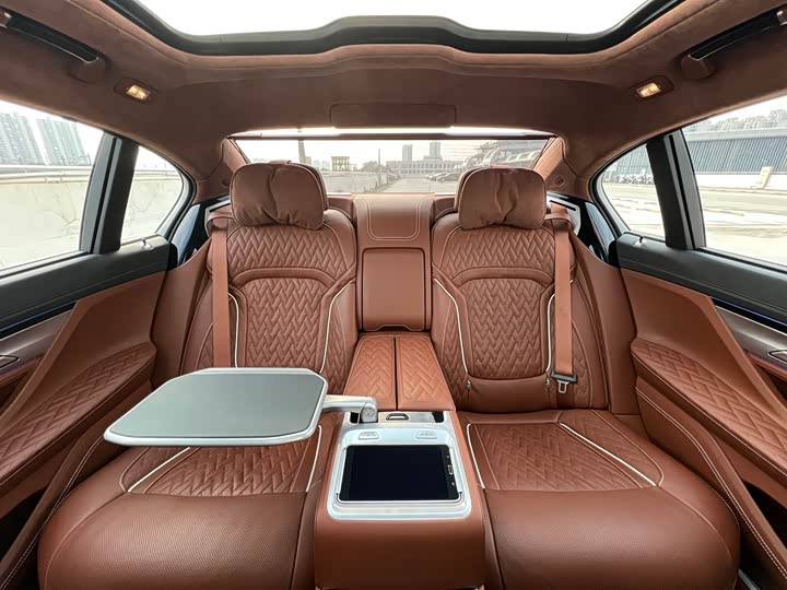 Фото 9 - BMW 7 Series