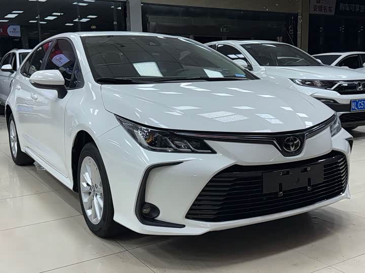 Фото 2 - Toyota Corolla