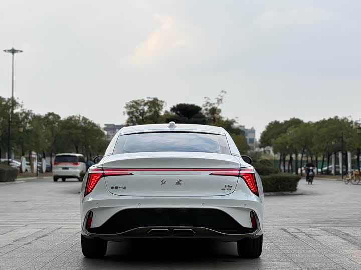 Фото 7 - Hongqi H6