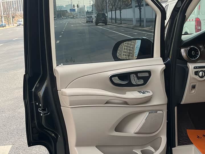 Фото 9 - Mercedes-Benz V-Class
