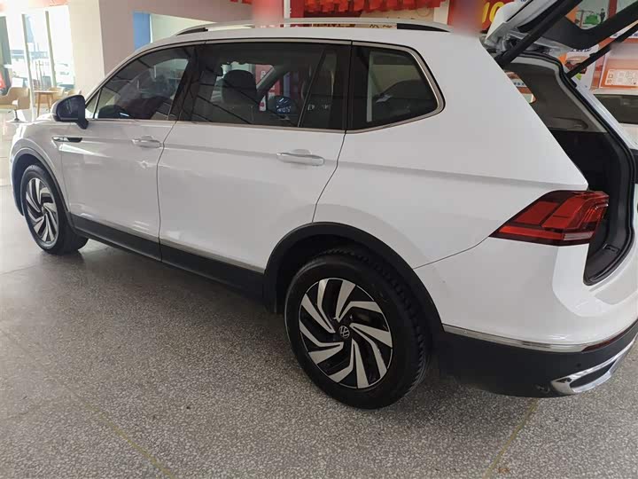 Фото 5 - Volkswagen Tiguan L Pro