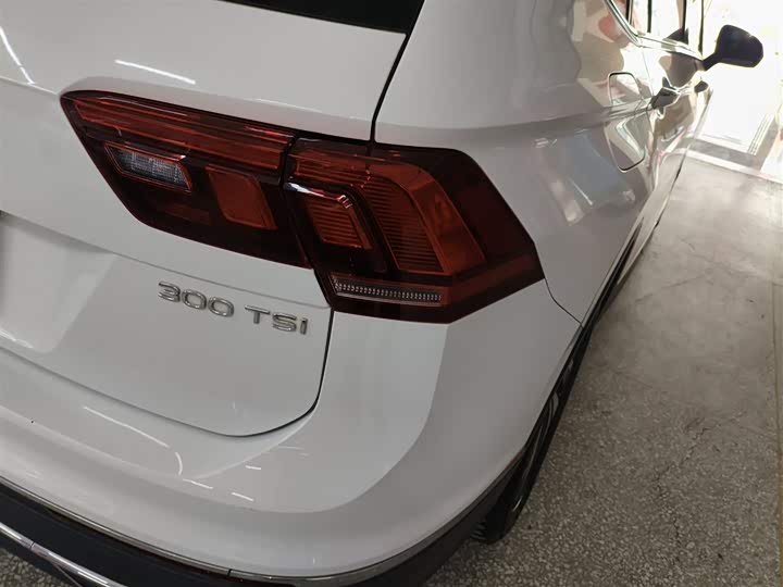 Фото 8 - Volkswagen Tiguan L Pro