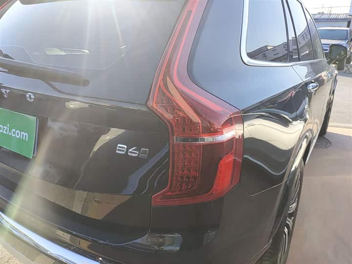 Фото 8 - Volvo XC90