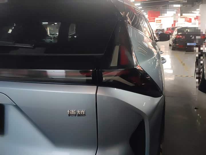 Фото 8 - Geely Atlas