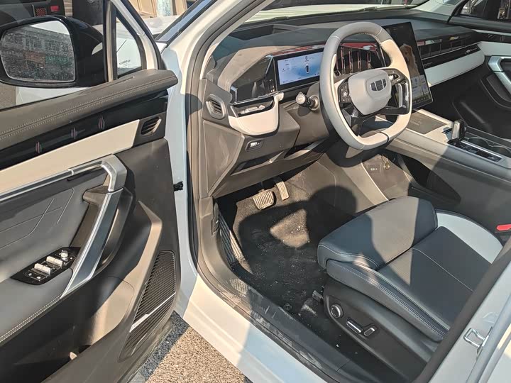 Фото 6 - Geely Atlas L