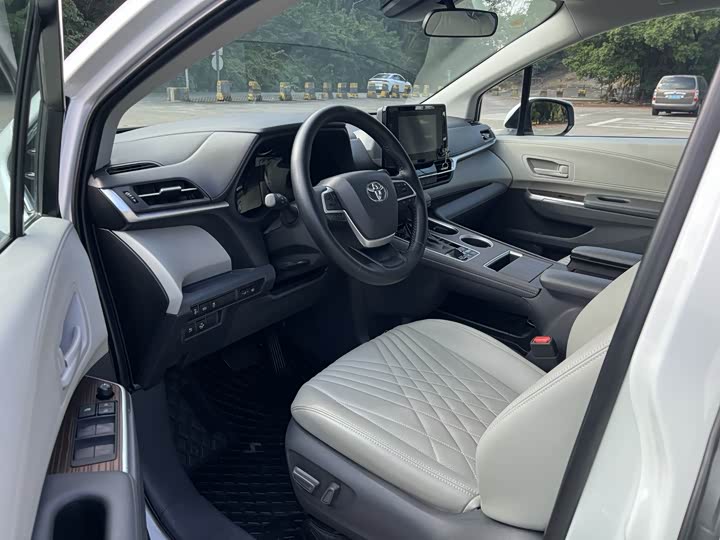 Фото 4 - Toyota Sienna