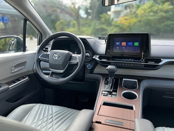 Фото 7 - Toyota Sienna