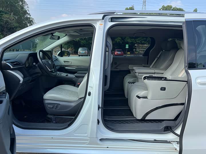 Фото 9 - Toyota Sienna