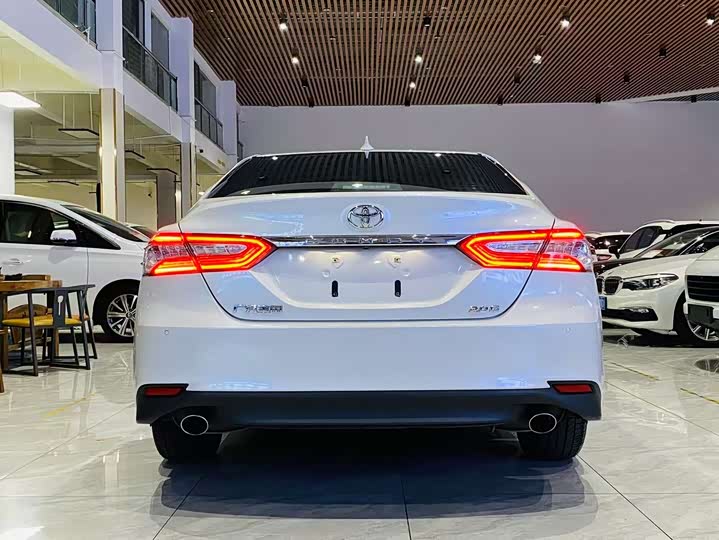 Фото 5 - Toyota Camry