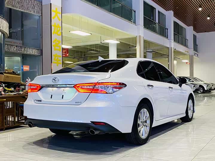 Фото 6 - Toyota Camry