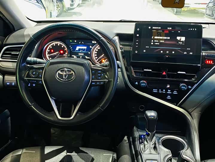 Фото 8 - Toyota Camry