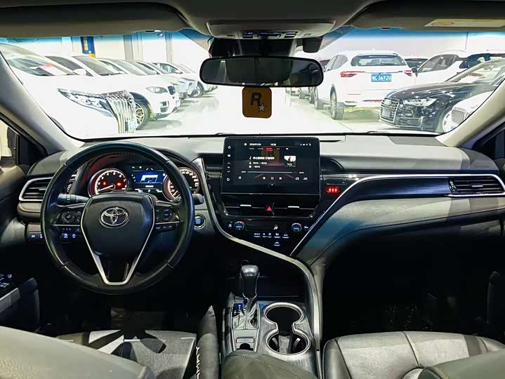 Фото 9 - Toyota Camry