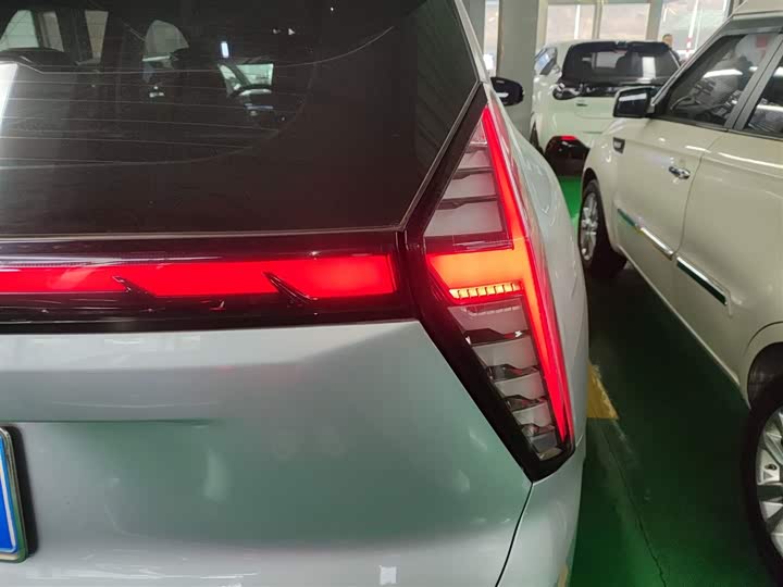 Фото 8 - Geely Atlas L