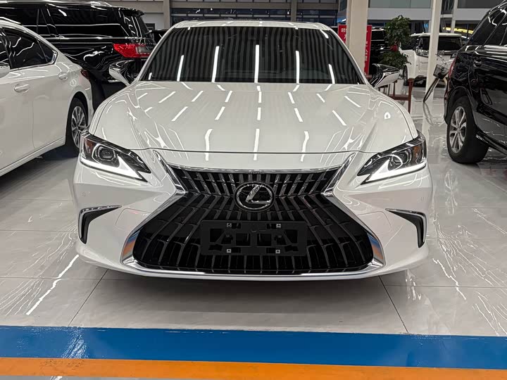 Фото 1 - Lexus ES