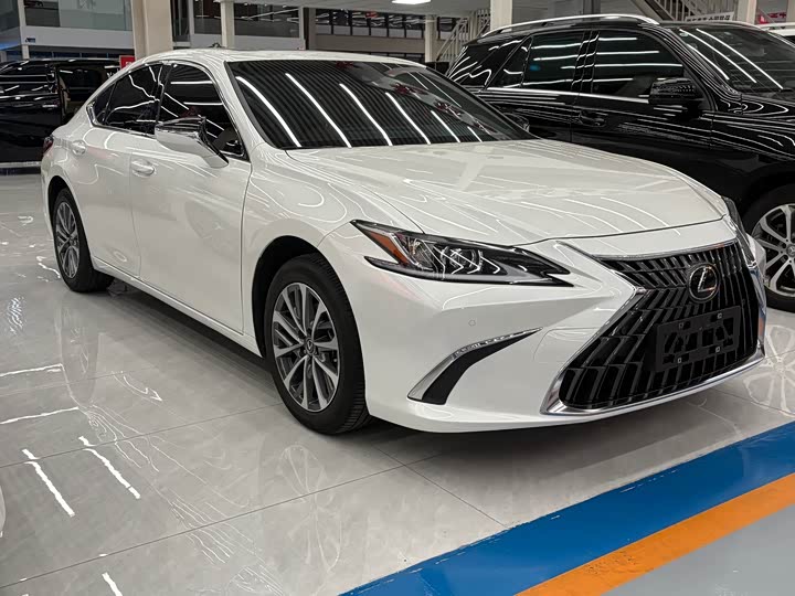 Фото 3 - Lexus ES