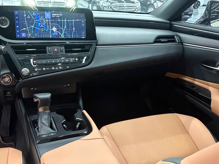 Фото 7 - Lexus ES