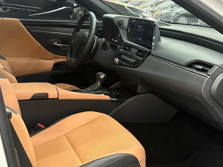 Фото 8 - Lexus ES