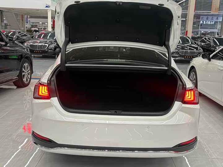 Фото 9 - Lexus ES