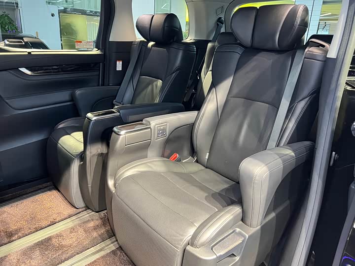 Фото 7 - Toyota Vellfire