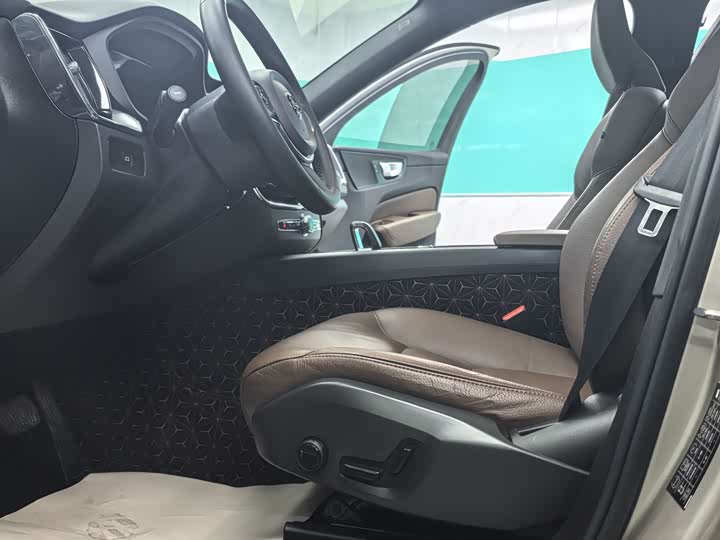 Фото 8 - Volvo XC60