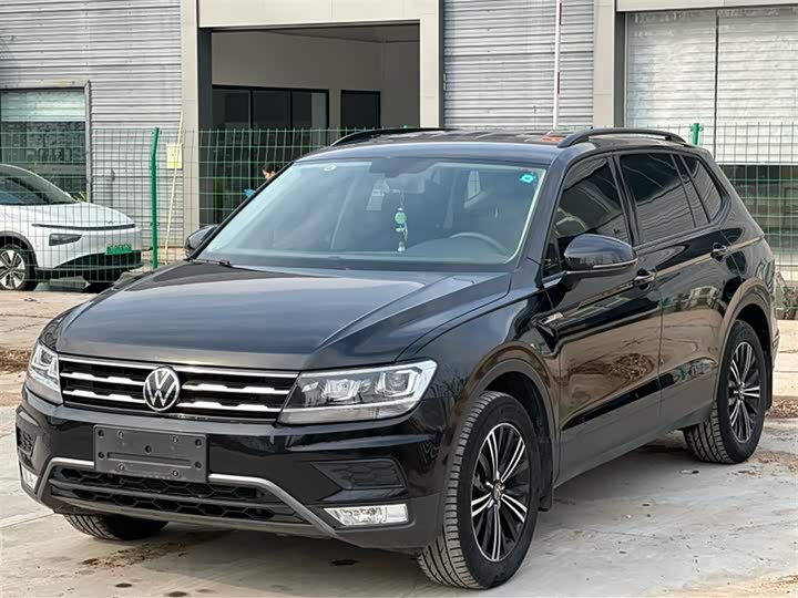 Фото 1 - Volkswagen Tiguan L Pro