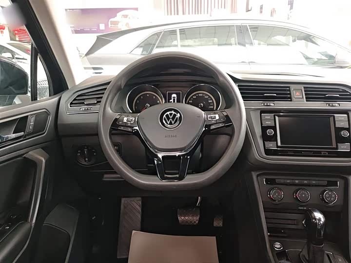 Фото 3 - Volkswagen Tiguan L Pro